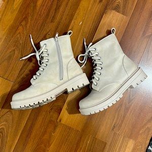 US SIZE 7 Women shade boots (man made, vegan)